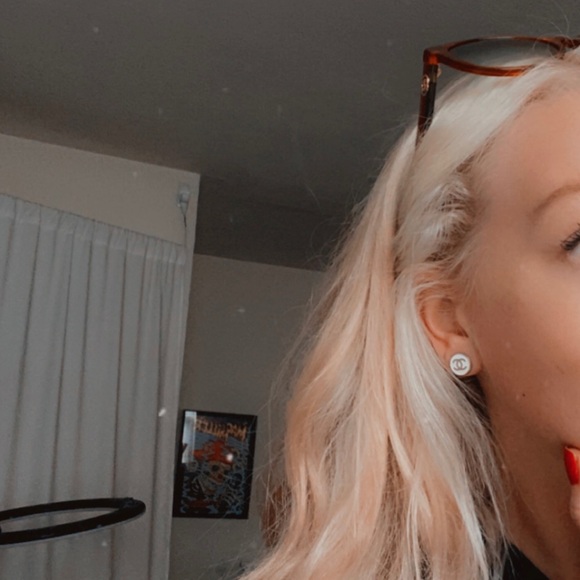 Meet Your Posher 🌻 - Picture 5 of 9